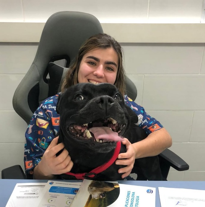 Rocío, veterinaria de Amaita, atendiendo a un perro en la clínica de Irún