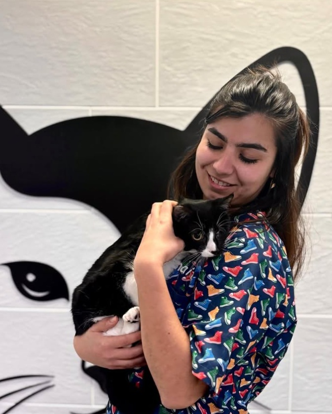 Rocío, veterinaria de Amaita en Irún, con un gato